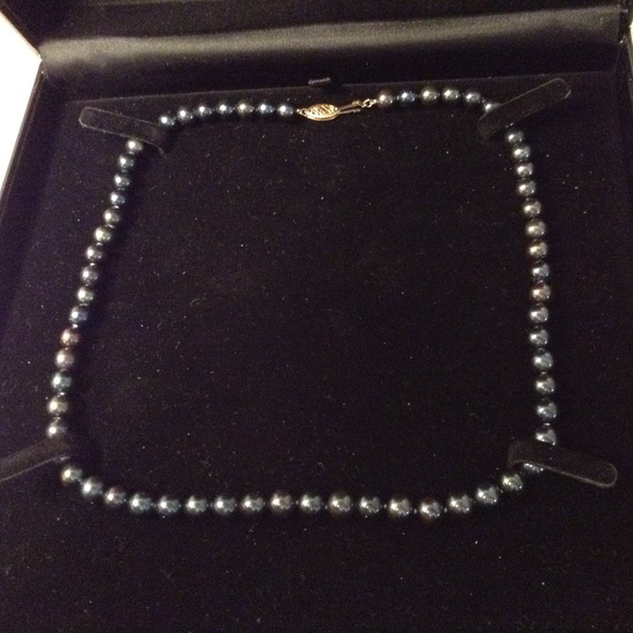 Black Pearl Necklace 14 Carat Gold Clasp Closure Eighteen Inches And Gift Box - Picture 2 of 4